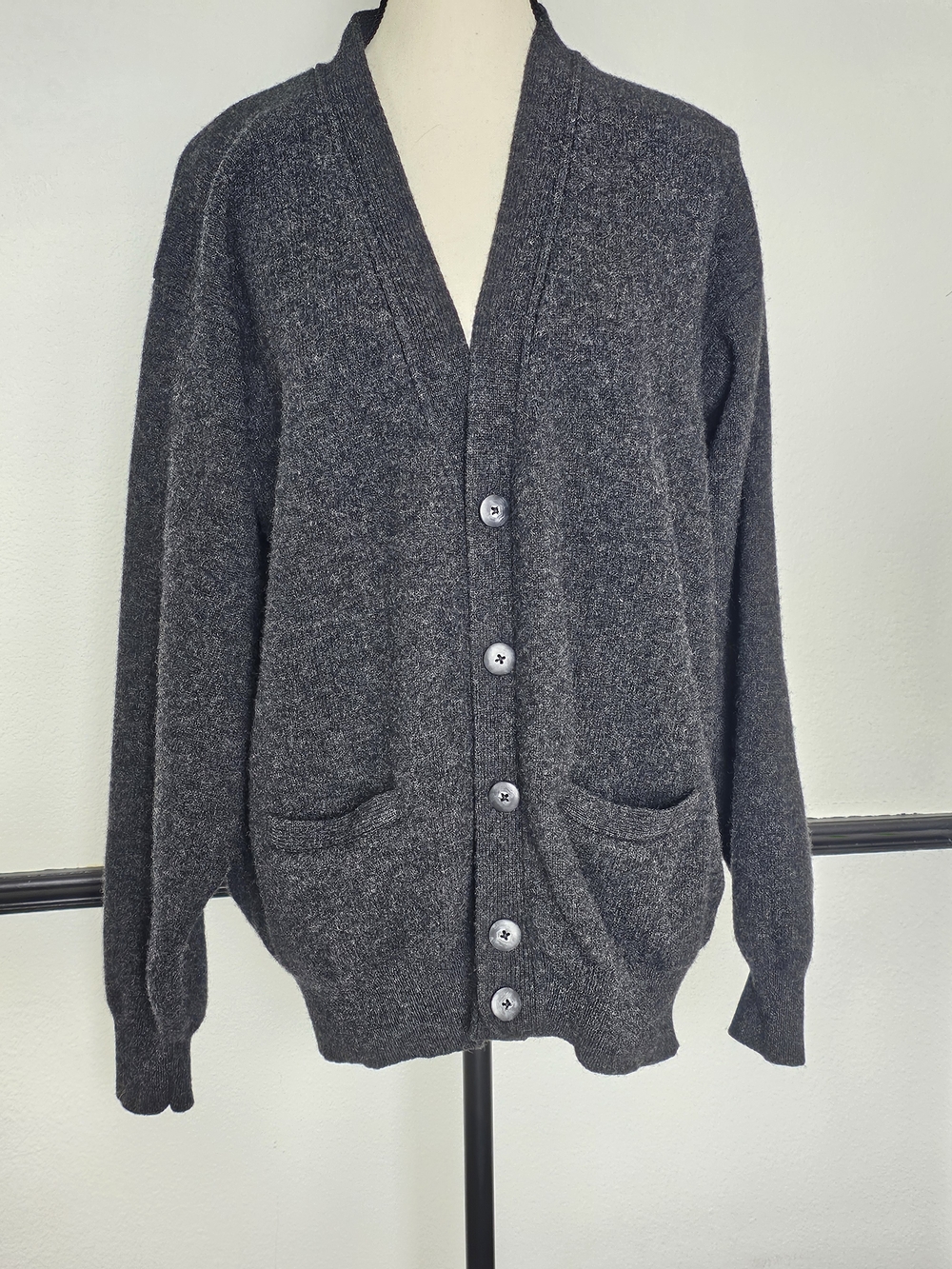 Giordano button-down cardigan made from 100% Pure New Wool(XL)